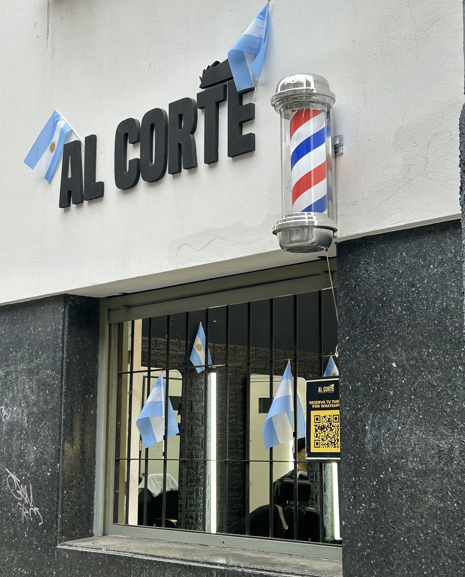 Interior moderno de barbería premium